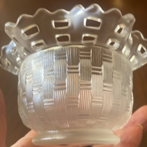 VTG Fenton Clear Satin Basket Weave Glass raffled Bowl - Picture 8 of 9